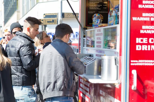 Turister på hotdogstand — Stockfoto