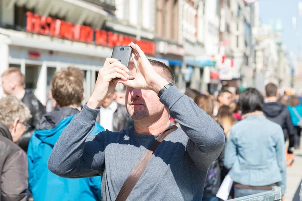 Adam bir resim ile yaptığı telefon alır. — Stok fotoğraf