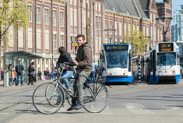 他的自行车在阿姆斯特丹旅游 — 图库照片