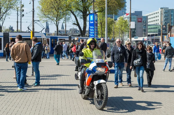 Flic sur une moto à Amsterdam — Photo