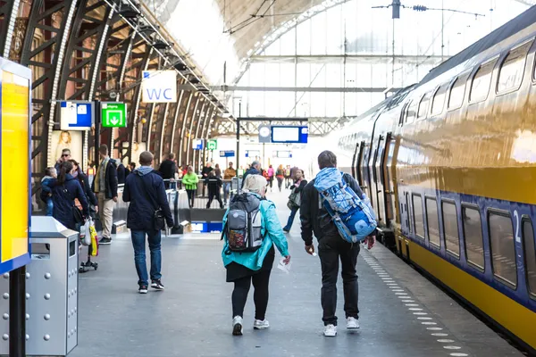 Turisti sul binario 2 della stazione centrale di Amsterdam — Foto Stock