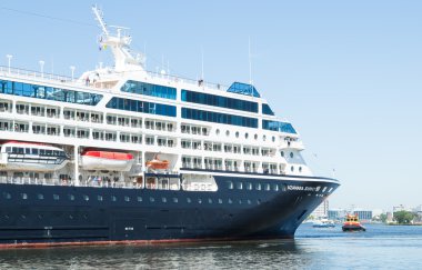 Amsterdam'da büyük yolcu gemisi