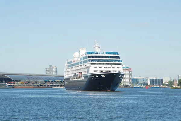 Groot cruiseschip in amsterdam — Stockfoto