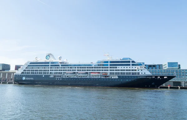 Groot cruiseschip in amsterdam — Stockfoto