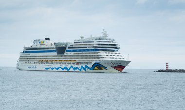 Cruiseship  enters harbor clipart
