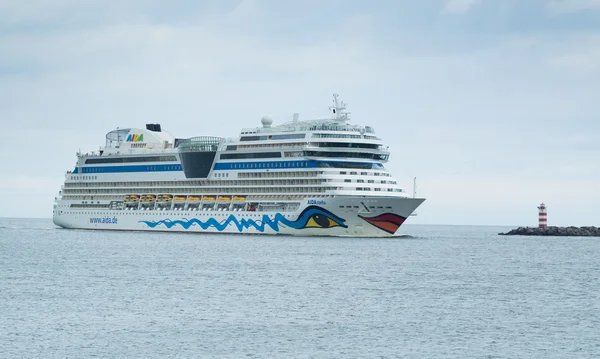 Cruiseship  enters harbor — Stock Photo, Image