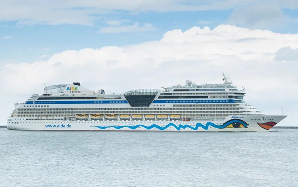 Cruiseship  enters harbor — Stock Photo, Image