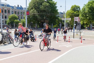 Amsterdam 'da kiralık bisikletli turistler