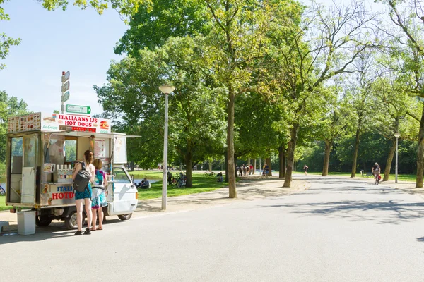 Helado italiano en venta en el parque —  Fotos de Stock