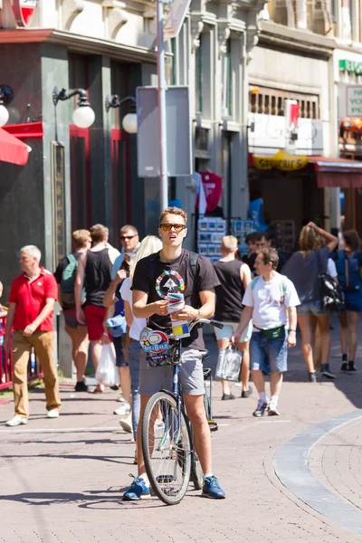 Tourist lost in Amsterdam, The Netherlands — Stock Photo, Image