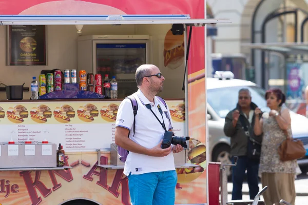 Turista v Amsterdamu vyzbrojen svým fotoaparátem — Stock fotografie