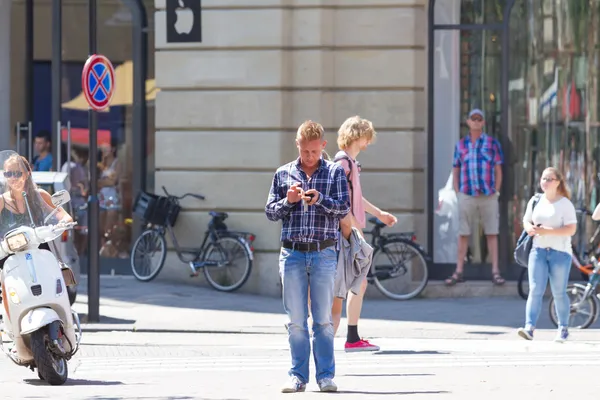 Uomo in mezzo alla strada con il suo telefono — Foto Stock