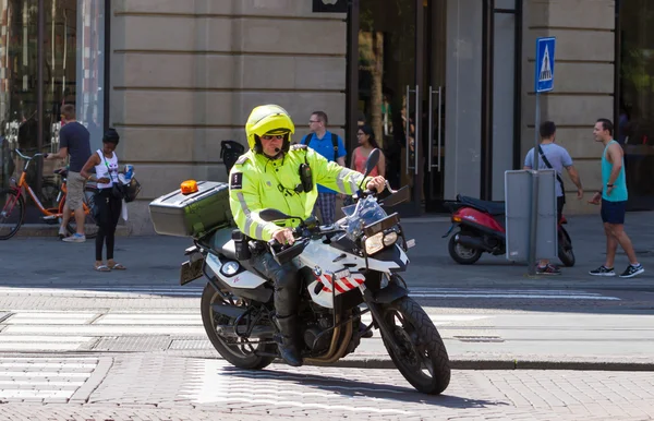 Kommunal tjänsteman på en motorcykel på patrull i amsterdam — Stockfoto