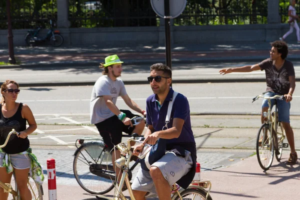 Tourists on bikes get lost in Amsterdam — Stock Photo, Image