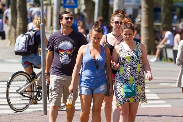 Туристы Амстердама знакомятся с городом — стоковое фото