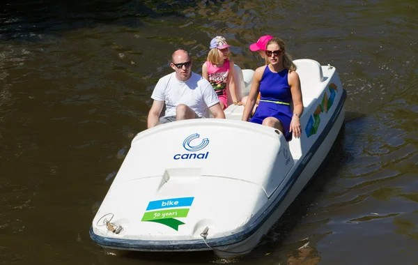 Turistas con una moto de agua explorando los canales de Amsterdam —  Fotos de Stock