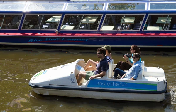 Tourists with a waterbike exploring the canals of Amsterdam — Stock Photo, Image