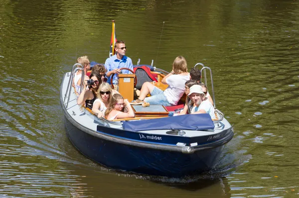 Turistas recibiendo un tour a través de los canales en barco privado —  Fotos de Stock