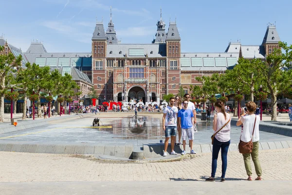 Turistas posan para el logo de IAmsterdam —  Fotos de Stock