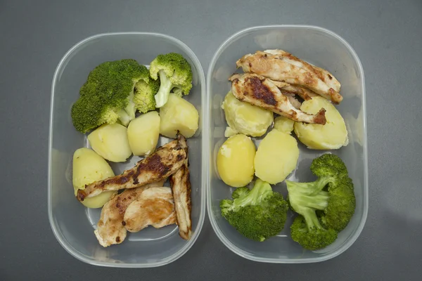 Comida saludable en recipiente de tupperware — Foto de Stock