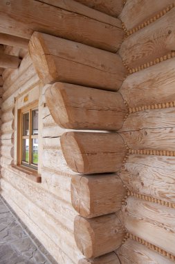 yeni ahşap evin bir pencere