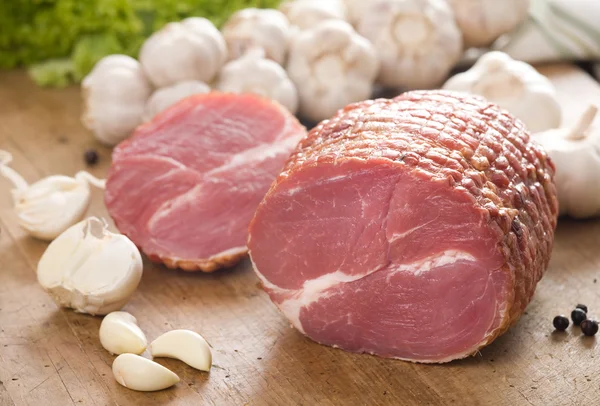 ahşap masa üzerinde taze soğuk et.