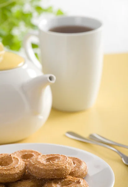 Beyaz tabakta Pastalar.