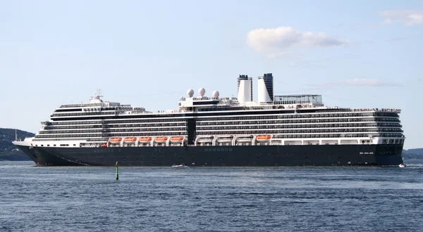 Norveç bergen Fiyordu içinde büyük, lüks yolcu feribotu.