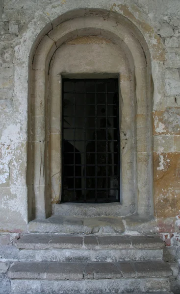 Puerta en la pared del monasterio . — Foto de Stock