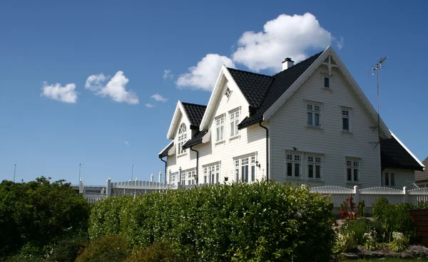 Traditionelles weißes Holzhaus. — Stockfoto