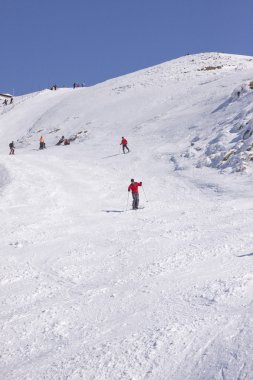 bir yamaç üzerinde sürme kayakçı.