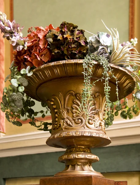 müzede bir Vazoda Çiçekler.