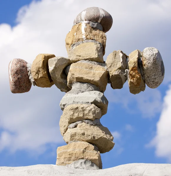 taşlar ile gökyüzü arka plan üzerinde çapraz.