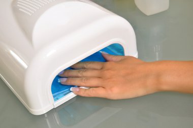 uv lambası ile güzel tırnaklar