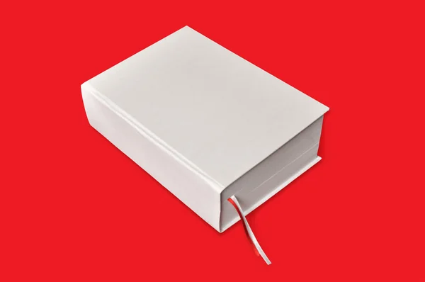 Kırmızı plaka üzerinde büyük kapalı beyaz kitap