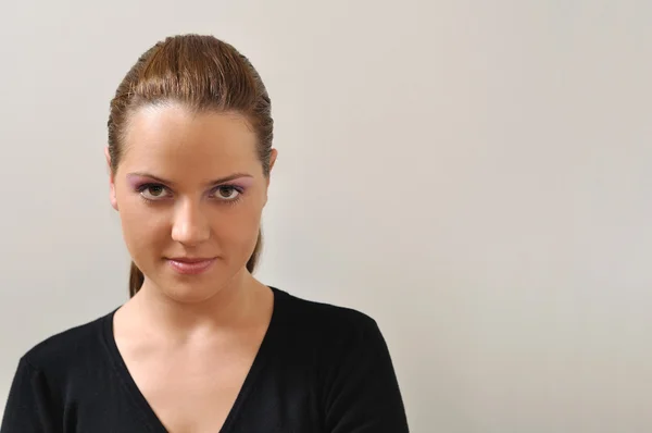 dalgın genç kadın