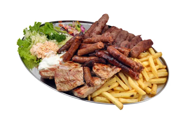 Gemischter Grill mit Salat und Pommes — Stockfoto