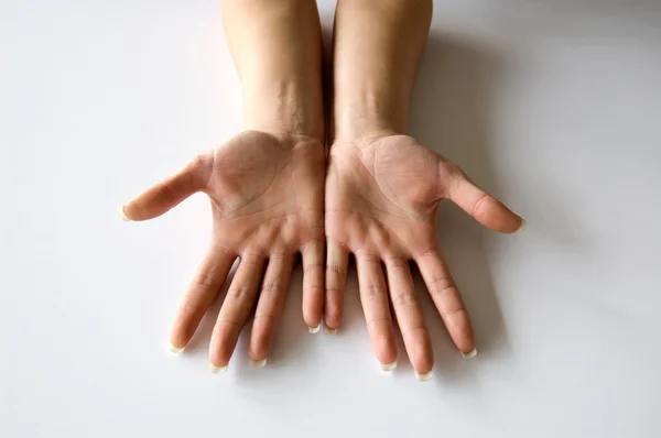 Mujer joven extiende los dedos en las manos —  Fotos de Stock