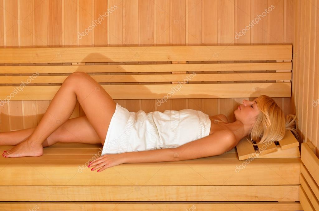 Resultado de imagem para loira tomando sauna
