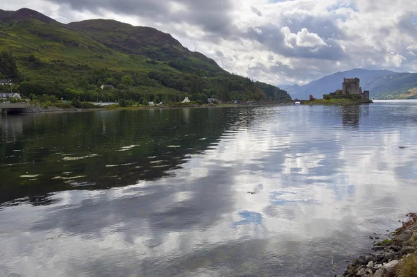 Eilean donan kasteel Schotland met reflectie — Stockfoto