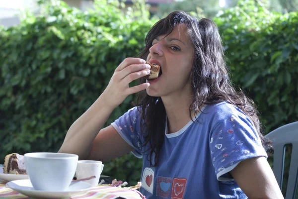 Menina tendo café da manhã natural no jardim — Fotografia de Stock