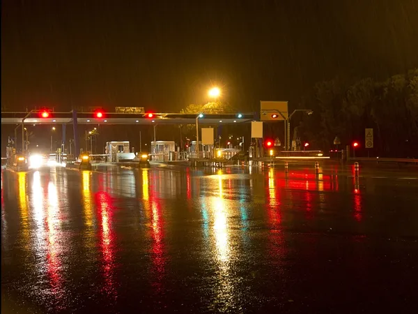 Autostrada di notte sotto la pioggia Immagine Stock