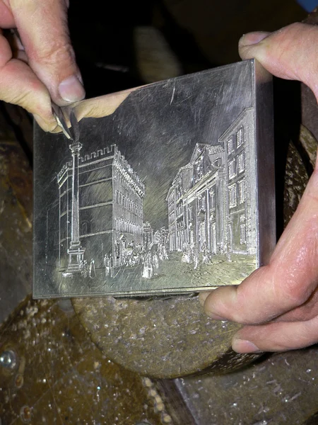오래 된 세공인에 영향을 미치는 은색 상자 로열티 프리 스톡 사진