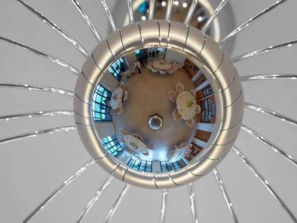 Restaurant salle préparée réfléchie dans un miroir cercle chandelie Image En Vente