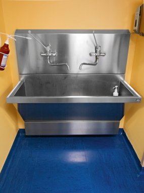 hastane odasında metal lavabo