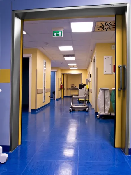 Nuovo ospedale interno giallo e blu , Foto Stock