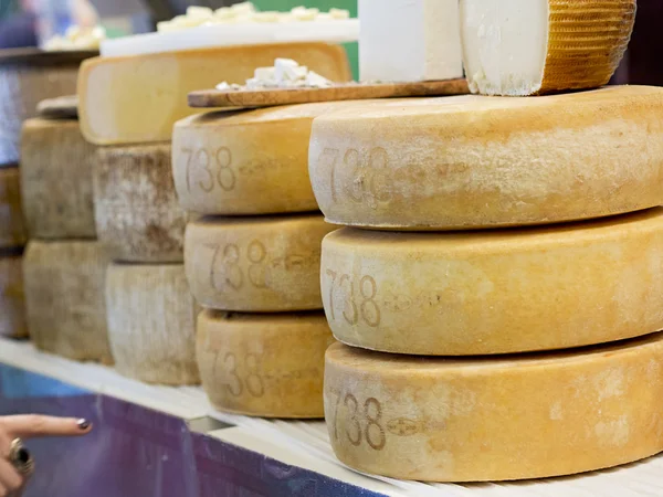 Формы пекорино сыр на продажу — стоковое фото
