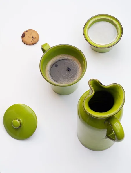 Геометрический завтрак с печеньем и черным кофе — стоковое фото