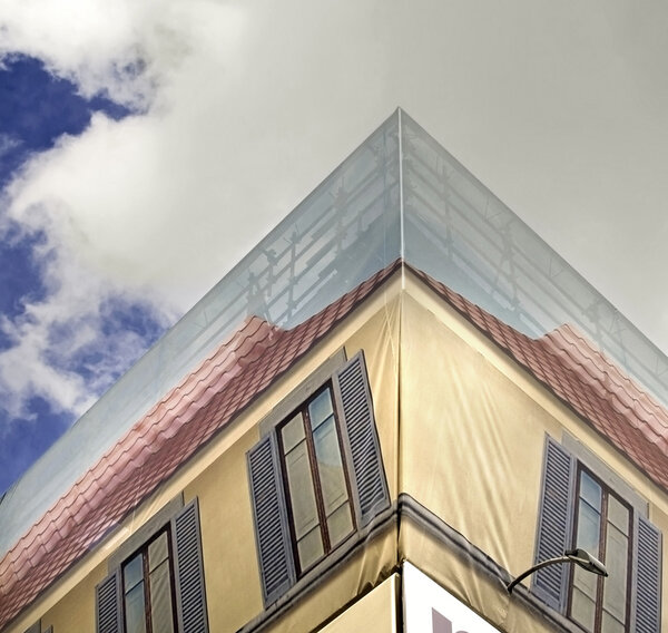 покрытие работает здания с украшением поддельные окна
