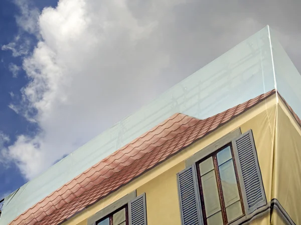 Покрытие работает здания с украшением поддельные окна — стоковое фото